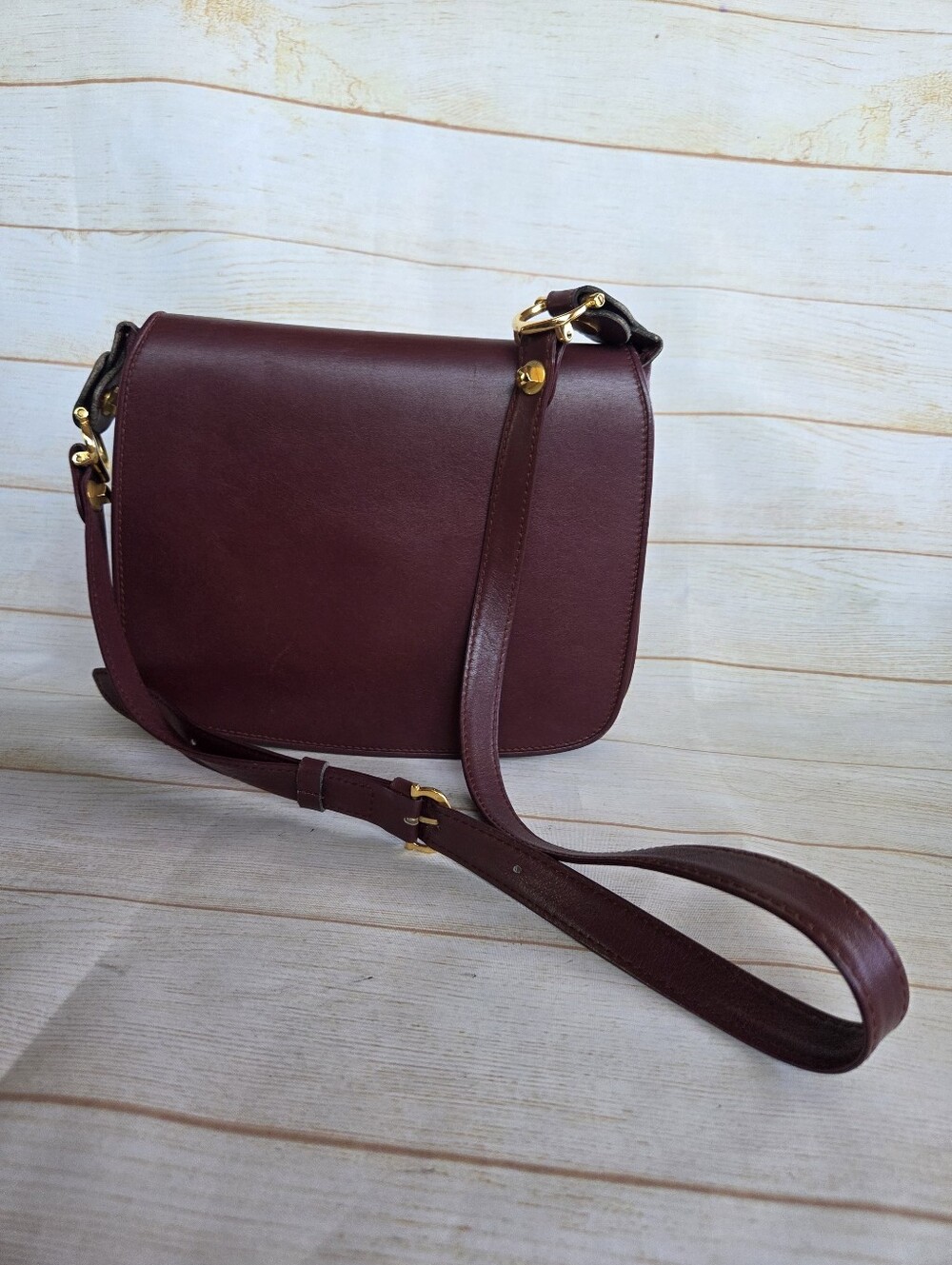 Vtg Must de Cartier 1980 Flap Shoulder Flap Crossbody Bag Embossed Logo Bordeaux